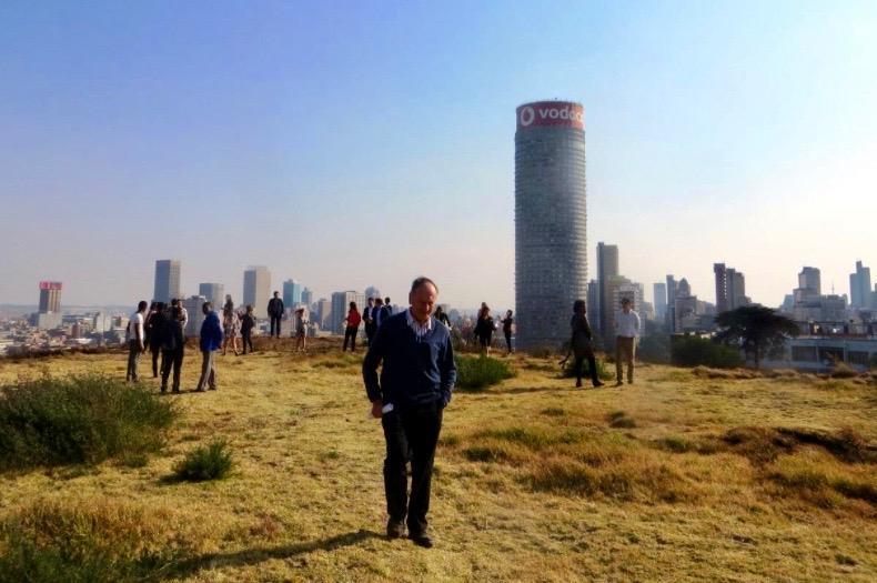 Clive Chipkin leading a tour of the Ridges of Johannesburg for Brown University students, 2018 (Kathy Munro) 