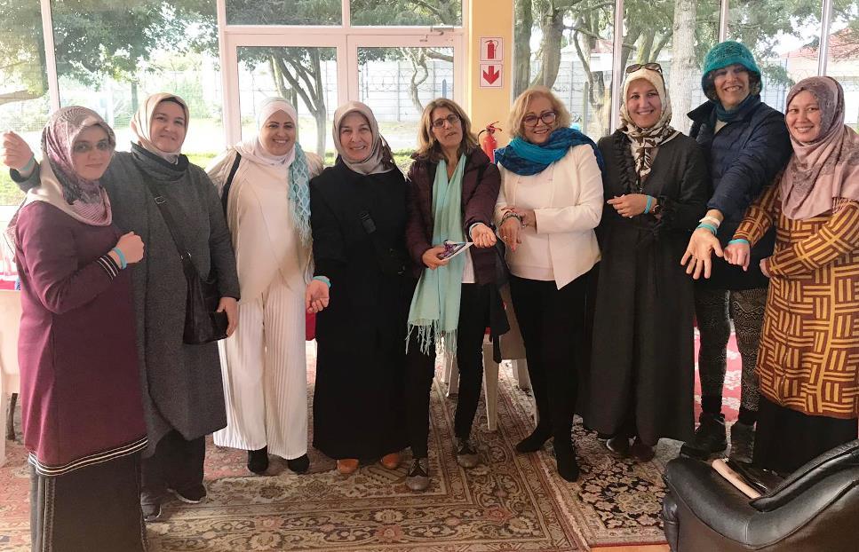 Women Wage Peace delegates and Muslim women from the Turquoise Harmony Institute showing off their solidarity bracelets. 