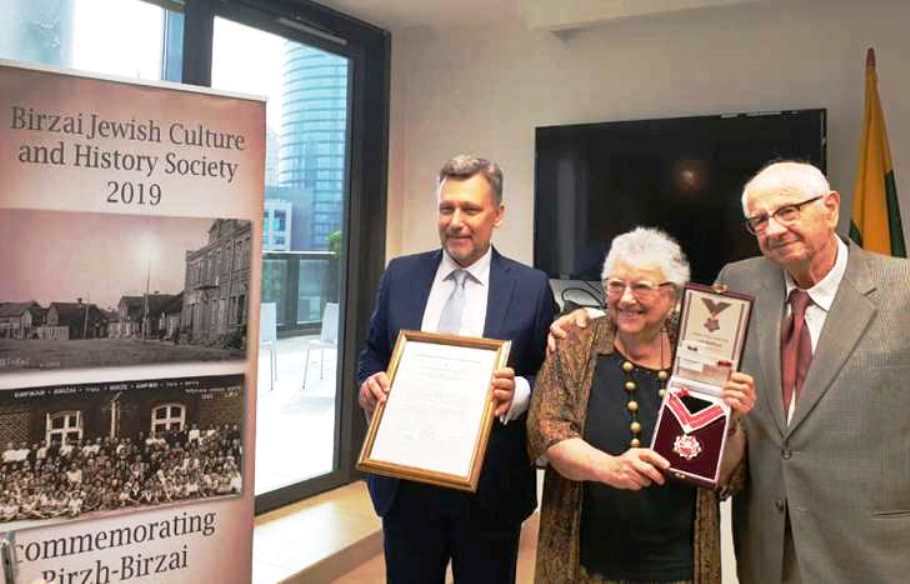 Glenda and Abel Levitt receiving the Medal of Honour from Lithuanian Ambassador to Israel Edminas Bagdonas.