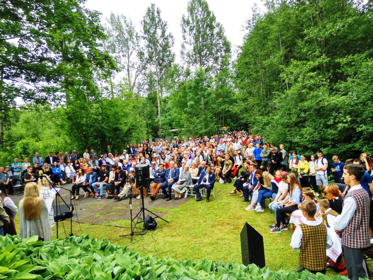 Crowd in the Pakamponys forest 