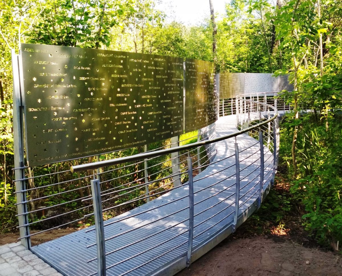 Memorial to the 2400 Jewish victims of Birzai, Pakamponys forest. 